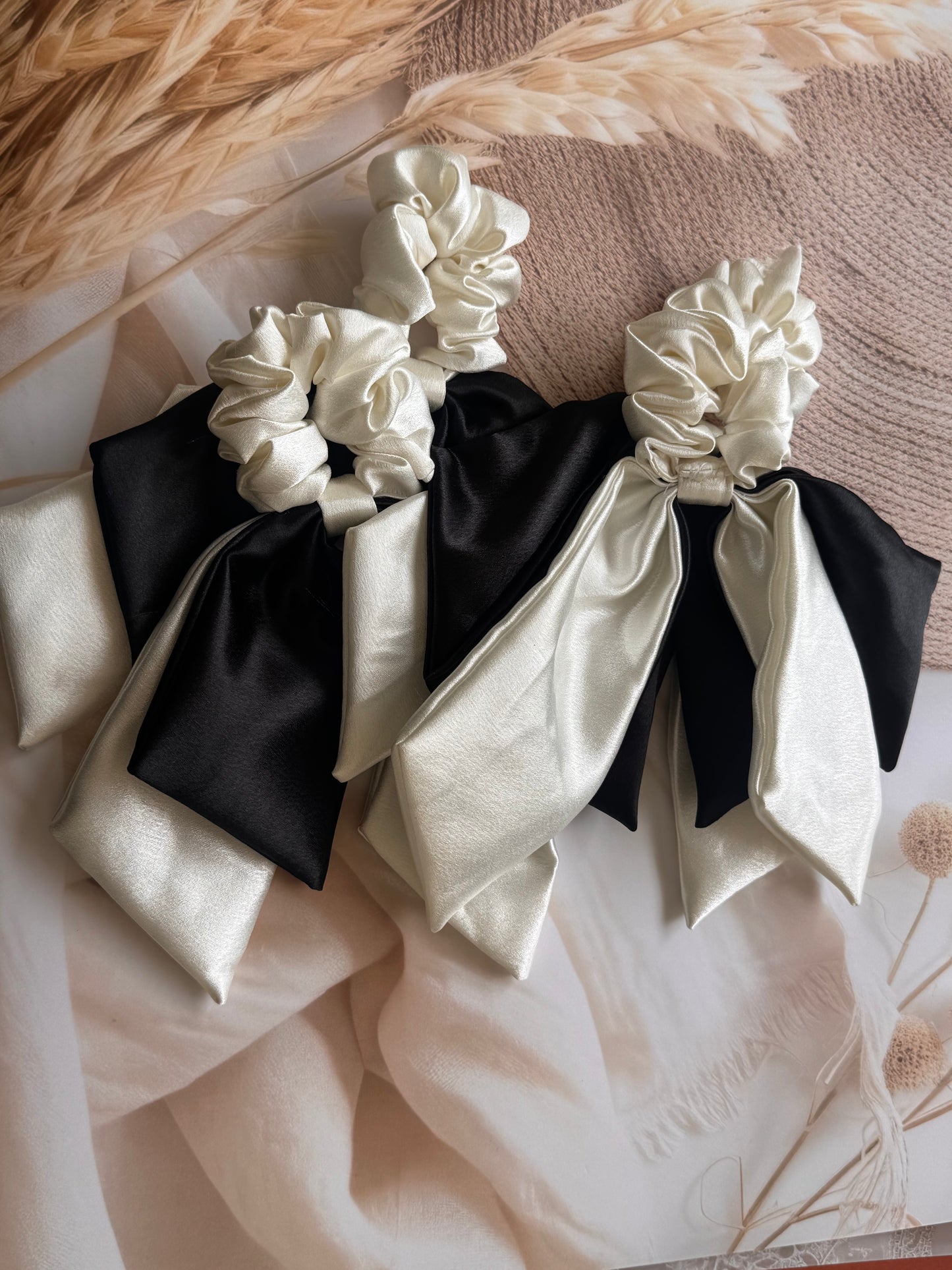 Retro Classic- White o Black  - Satin Dual Long Tail Scrunchies